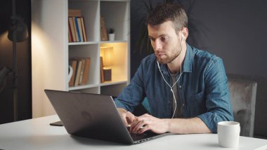 Persona italiana che lavora da casa